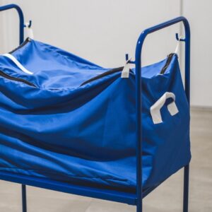 Metall-Transportwagen RTP Radom ausgestattet mit blauem, mit Reißverschluss verschließbarem Textilsack, verwendet in der professionellen Wäschereilogistik.